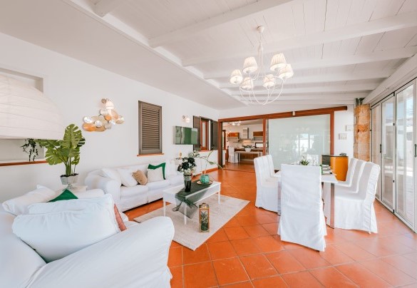 The absolute protagonist is the living area characterized by a beautiful kitchen and the glazed living room that allows you to enjoy maximum tranquility just a few steps from the outdoor area - Villa D'Aquino