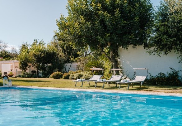 The large swimming pool, about 25 m from the house, is the protagonist of the outdoor area - Villa D'Aquino