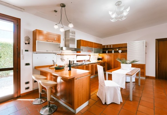 A large culinary space where functionality and design meet - Villa D'Aquino