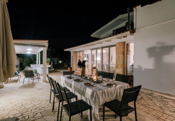 Outdoor dining area - Villa D'Aquino