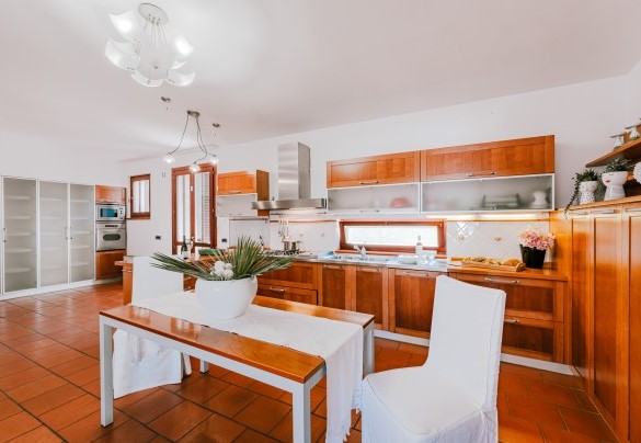 A large culinary space where functionality and design meet - Villa D'Aquino