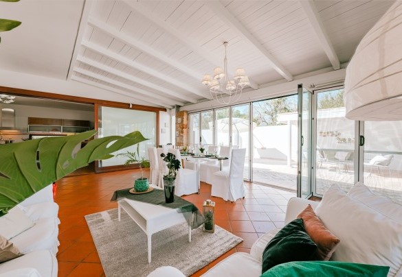 The absolute protagonist is the living area characterized by a beautiful kitchen and the glazed living room that allows you to enjoy maximum tranquility just a few steps from the outdoor area - Villa D'Aquino