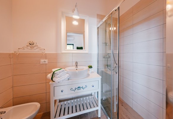 En suite bathroom 1 with shower serving the double bedroom nr 1 - Villa D'Aquino
