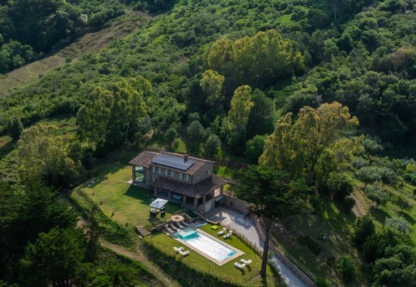 Villa Dada si trova nel cuore della campagna livornese, in un paesaggio con dolci colline e una ricca vegetazione boschiva ma a due passi dal mare - Villa Dada