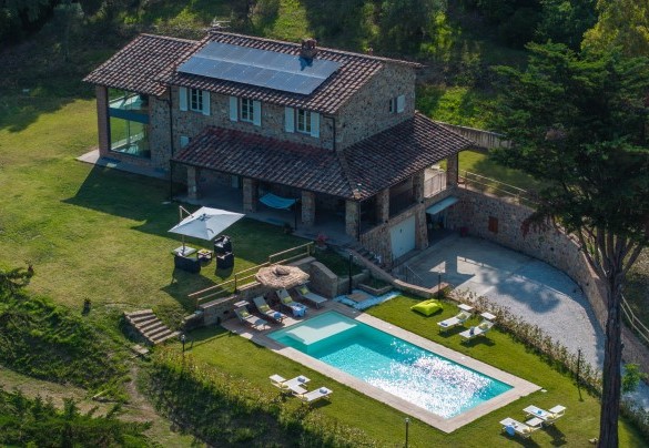 Il giardino intorno alla villa si estende su una superfice di circa 800mq e si sviluppa su diversi livelli - Villa Dada