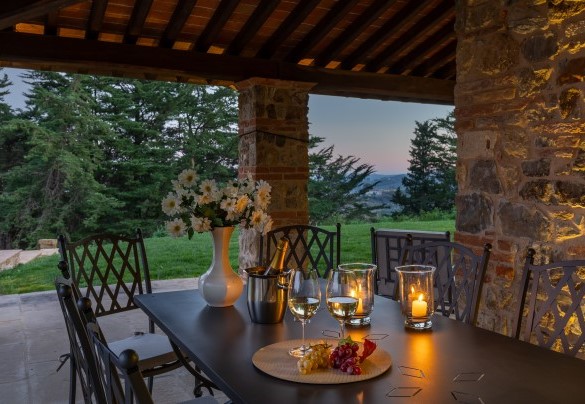 Il portico in pietra, elegantemente arredato con la zona pranzo – Villa Dada