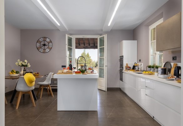 La cucina con isola centrale – Villa Dada