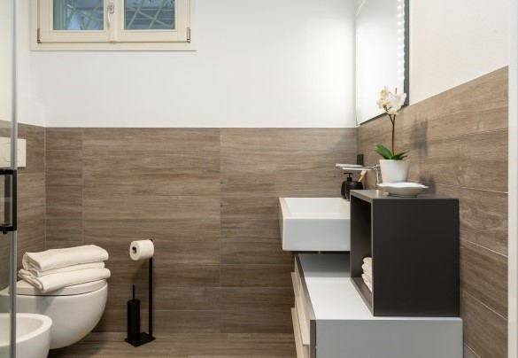 Il bagno con doccia n. 1 al piano seminterrato – Villa Dada