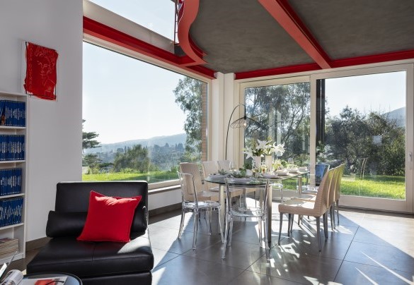 La zona open space con zona living e sala da pranzo – Villa Dada