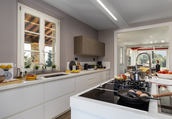 La zona open space con zona living, la sala da pranzo e la cucina – Villa Dada