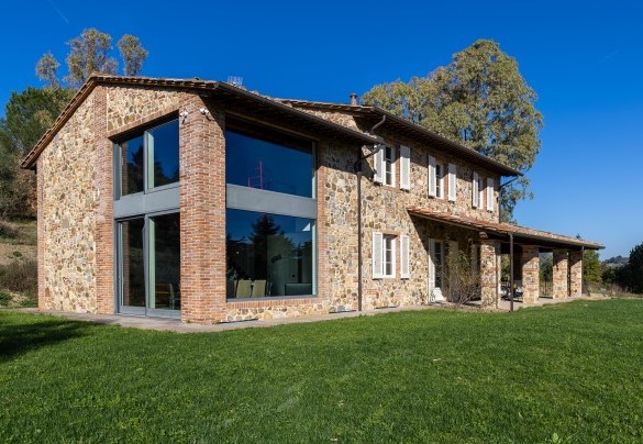 L’ampia vetrata d’angolo che regala un luminoso abbraccio di luce naturale, creando un connubio perfetto tra interno ed esterno – Villa Dada