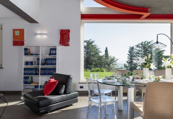 La zona open space con zona living e sala da pranzo – Villa Dada