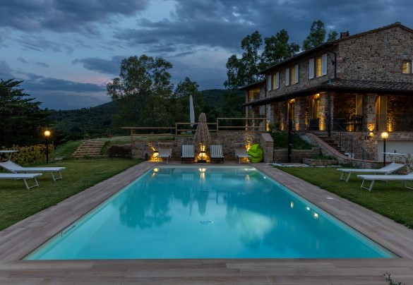 La piscina è di forma rettangolare e con scala romana per l’accesso; la vasca misura 12x4,5 m, ha profondità costante di 1,40 m ed è dotata di illuminazione interna - Villa Dada