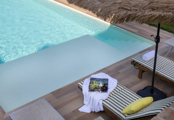 La zona piscina si trova in una parte di giardino posto tra il piano terra e il piano seminterrato della proprietà - Villa Dada