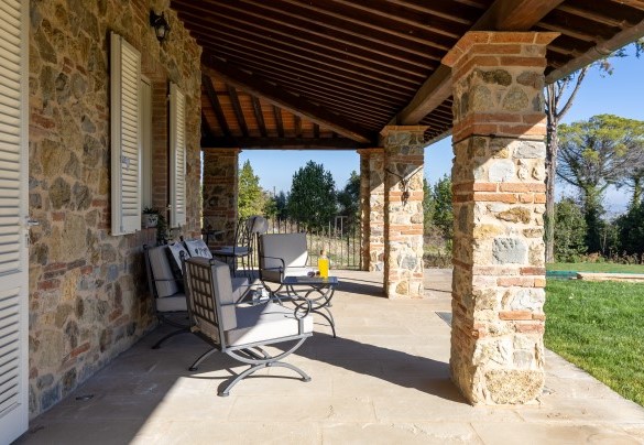 Il portico che ospita un salottino per immergersi nella natura e nella tranquillità – Villa Dada