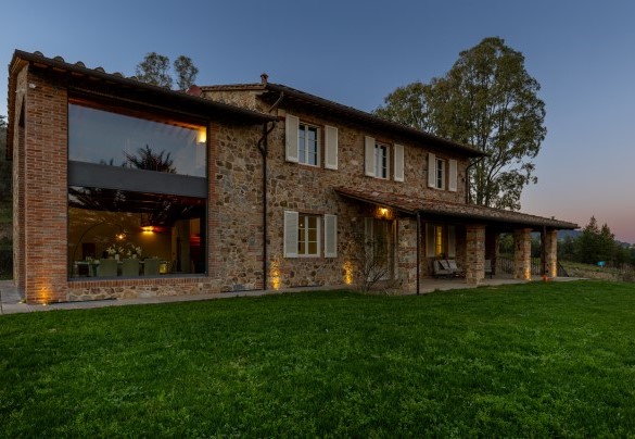 Villa Dada si presenta come un casolare con pietre a vista ma dall’interno moderno e funzionale – Villa Dada