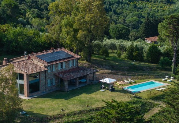 Tutt’intorno, ad un livello più in altro, si sviluppa il bosco, con alberi ad alto fusto tipici della macchia mediterranea - Villa Dada