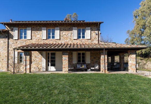 L’esterno è uno spazio da vivere grazie al portico che si sviluppa su due lati della proprietà – Villa Dada