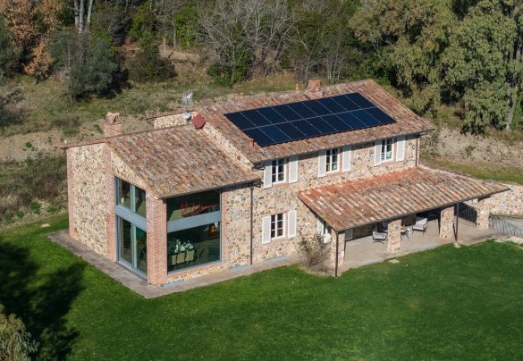 Villa Dada si presenta come un casolare con pietre a vista ma dall’interno moderno e funzionale – Villa Dada