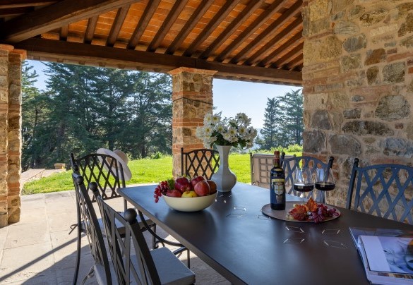 Il portico in pietra, elegantemente arredato con la zona pranzo – Villa Dada