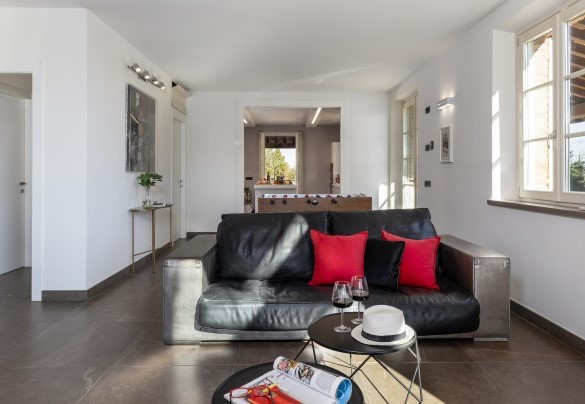 La zona open space con zona living, la sala da pranzo e la cucina – Villa Dada