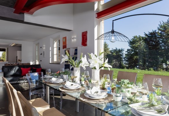 La zona open space con zona living, la sala da pranzo e la cucina – Villa Dada