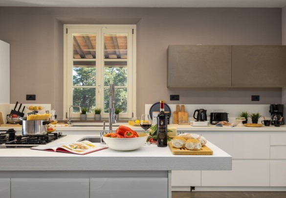 La cucina con isola centrale – Villa Dada