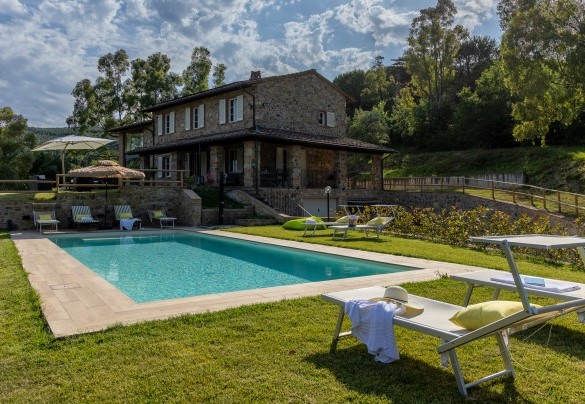 L’area solarium, in parte in pietra e per il resto a prato, é attrezzata con lettini prendisole e ombrelloni per offrire il massimo comfort agli ospiti - Villa Dada