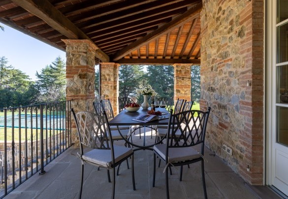 Il portico in pietra, elegantemente arredato con la zona pranzo – Villa Dada