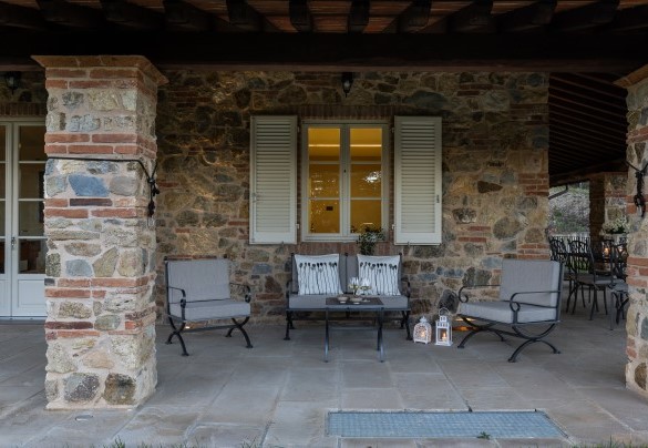 Il salottino sotto il portico in pietra – Villa Dada 