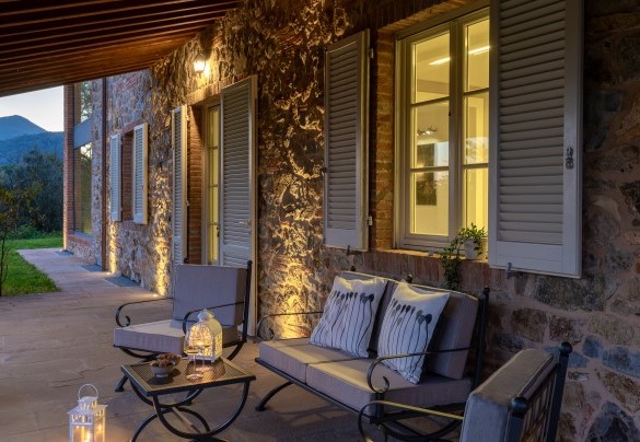 Il salottino sotto il portico in pietra – Villa Dada