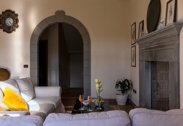 Il primo ambiente della zona salotto al piano terra con camino (ornamentale) - Villa De Cerchi