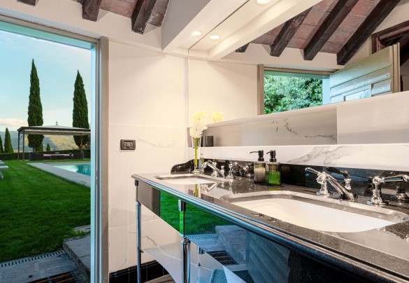 L'antibagno del bagno n.1 al piano terra inferiore, dove c’è un doppio lavabo, da cui è possibile accedere direttamente alla zona piscina - Villa De Cerchi