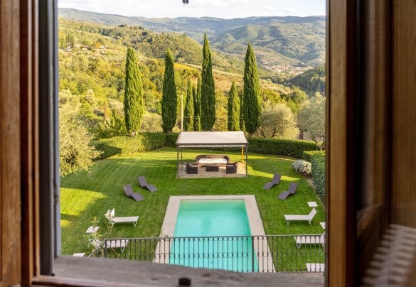 La vista sulla piscina da una finestra del primo piano  - Villa De Cerchi