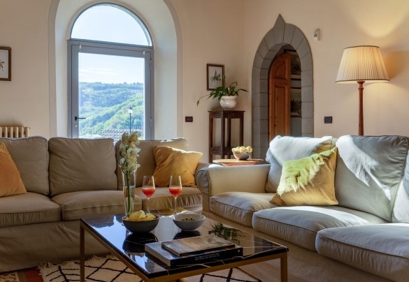 Il primo ambiente della zona salotto al piano terra con camino (ornamentale) - Villa De Cerchi