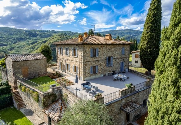 La villa ha origini antichissime perché sorge sui resti dell’antico castello di Acone, costruito nel IX secolo - Villa De Cerchi