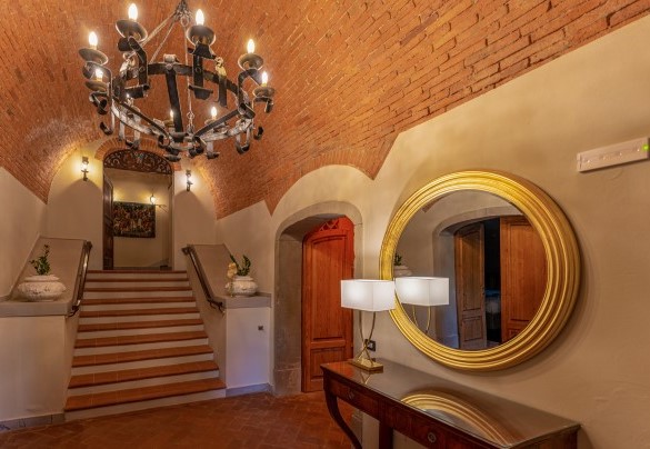 Dall’ingresso le scale in pietra conducono al piano terra - Villa De Cerchi