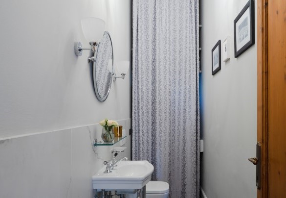 Il bagno di servizio con lavatrice e asciugatrice Miele - Villa De Cerchi