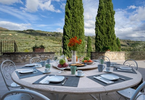 La terrazza con una vista sulle colline,dove è allestita la zona pranzo esterna  - Villa De Cerchi