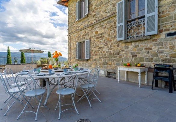 La terrazza, comunicante con la cucina, dove è allestita la zona pranzo esterna con barbecue - Villa De Cerchi