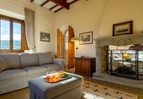 Il secondo ambiente della zona salotto al piano terra con camino (ornamentale) - Villa De Cerchi
