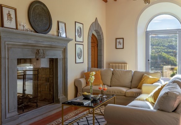 Il primo ambiente della zona salotto al piano terra con camino (ornamentale) - Villa De Cerchi