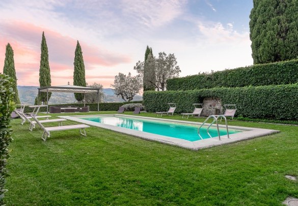 L’area solarium è attrezzata con un gazebo, lettini prendisole e divanetti per offrire il massimo comfort agli ospiti - Villa De Cerchi