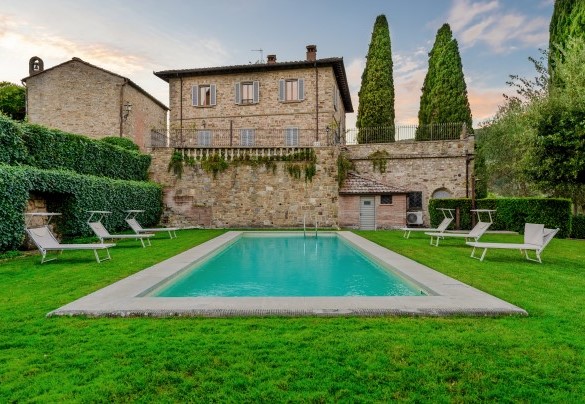 La grande zona piscina si trova in una parte di giardino posto al livello inferiore della villa, immersa nel prato - Villa De Cerchi