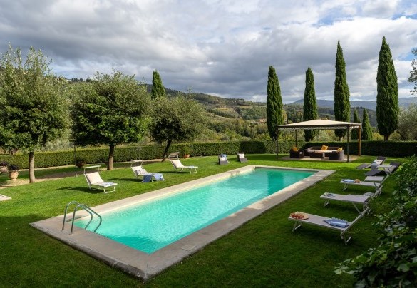 L’area solarium è attrezzata con un gazebo, lettini prendisole e divanetti per offrire il massimo comfort agli ospiti - Villa De Cerchi
