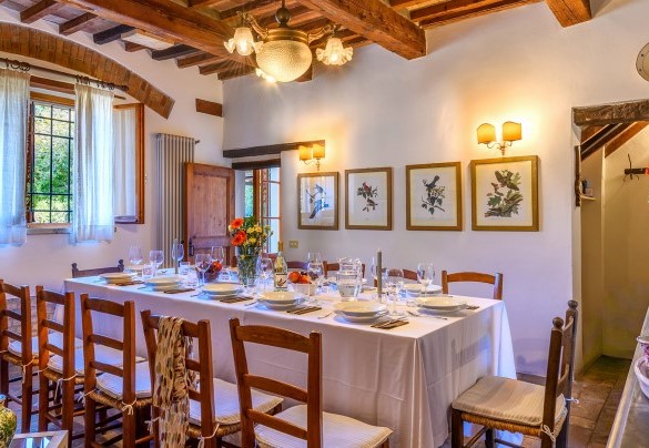 Dining room no. 1 with terracotta floors, exposed beams and an ancient piano - Villa Deda