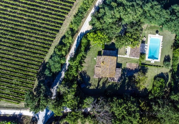 Panoramic view of the farmhouse, with pool and large surrounding green space - Villa Deda