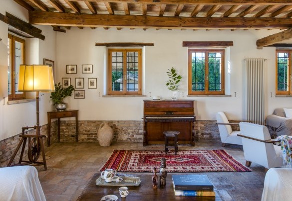 Living room no. 1 with terracotta floors, exposed beams and an ancient piano - Villa Deda