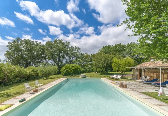 Pool with relaxation area and view of the lush garden - Villa Deda