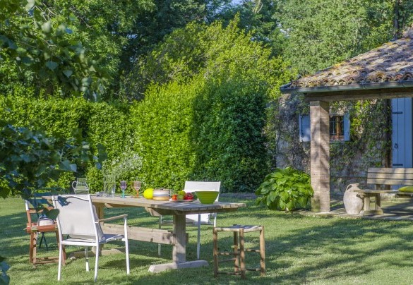 Outdoor dining area - Villa Deda